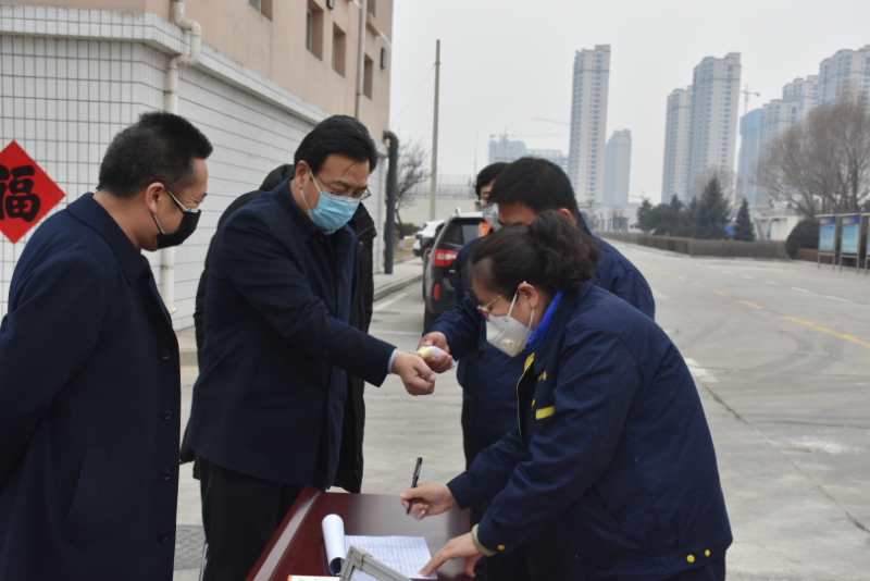 市城管局劉云飛局長一行蒞臨忻州市水務有限責任公司污水處理分公司檢查疫情防控及復工復產(chǎn)工作情況。.jpg