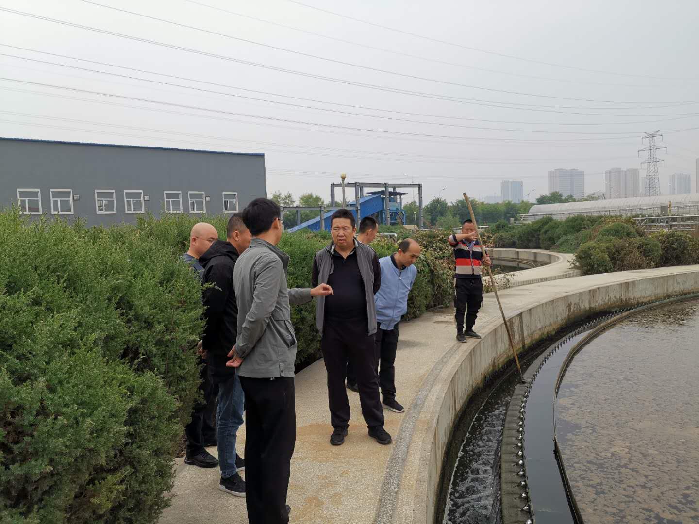 公司總經(jīng)理王建人在供水、污水生產(chǎn)一線開展風(fēng)險隱患排查 (2).jpg